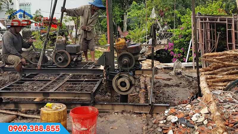 Đóng cừ tràm bằng máy rung